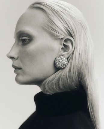 A cover of "WOMEN" cluster. The owner is geraldinebis. The cluster consists of 43 elements.