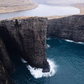 A cover of "Landscapes" cluster. The owner is niklaus. The cluster consists of 242 elements.