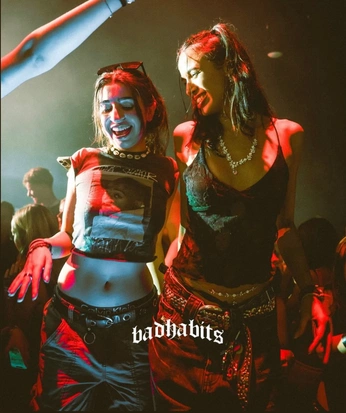 A cover of "trap_wave" cluster. The owner is yungmomi. The cluster consists of 1 element.