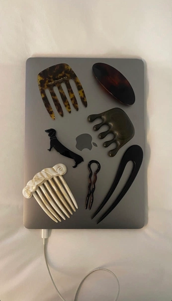 A cover of "gathering trinkets" cluster. The owner is volivares. The cluster consists of 2 elements.