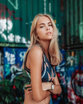 A cover of "Elena" cluster. The owner is ufotamer. The cluster consists of 12 elements.