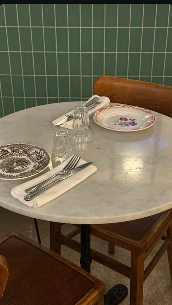 A cover of "Interior" cluster. The owner is thisisleagrimm. The cluster consists of 1 element.