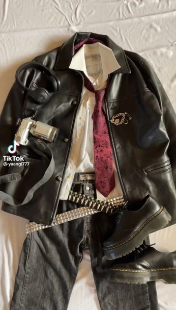 A cover of "outfits!" cluster. The owner is egorock. The cluster consists of 31 elements.