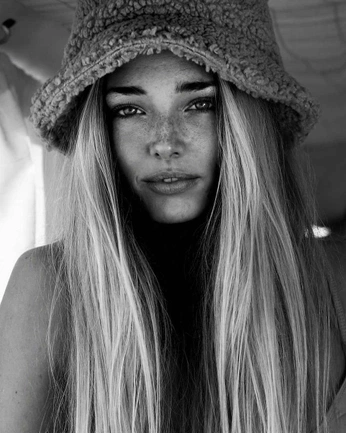 A cover of "Femme" cluster. The owner is theeditedroom. The cluster consists of 47 elements.