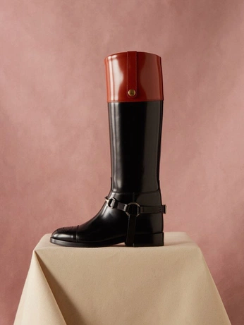 A cover of "boots" cluster. The owner is annnbuuu. The cluster consists of 2 elements.