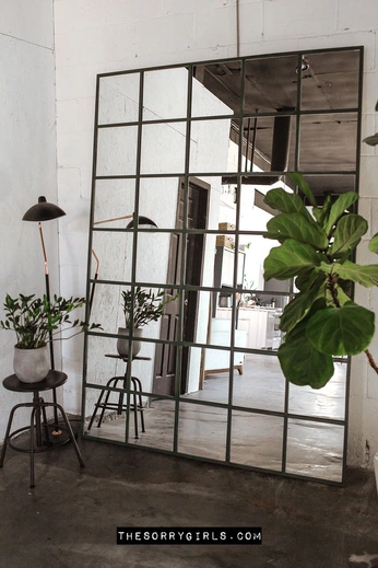 A cover of "Mirrors" cluster. The owner is kavrn. The cluster consists of 5 elements.