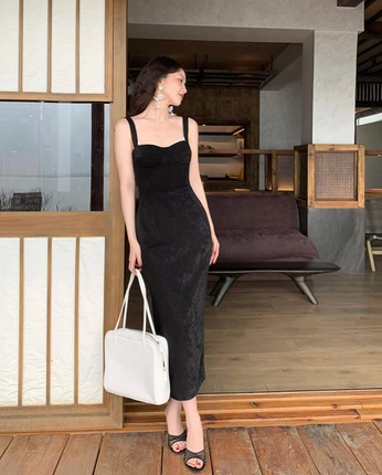 A cover of "Looks" cluster. The owner is leydmiranda. The cluster consists of 11 elements.