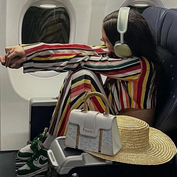 A cover of "miles" cluster. The owner is carororo. The cluster consists of 156 elements.