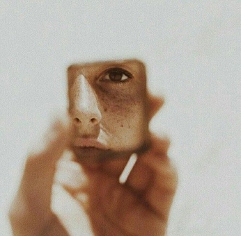 A cover of "Details" cluster. The owner is cassandresebag. The cluster consists of 2 elements.