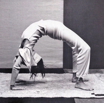 A cover of "Anelise Yoga" cluster. The owner is isa.coca. The cluster consists of 19 elements.