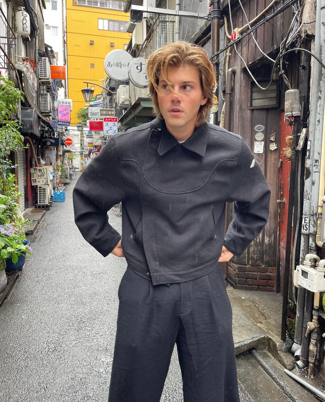 An image added by linusrogge on May 23, 2023. May present: standing, style, outerwear, fashion, textile.