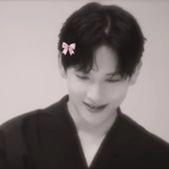 A cover of "Yim Si-Wan" cluster. The owner is squidgame4ever. The cluster description is "Player 333!! AKA Lee Myung-gi". The cluster consists of 74 elements.