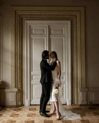 A cover of "Hääpotretit // 01" cluster. The owner is ottolaine. The cluster consists of 2 elements.