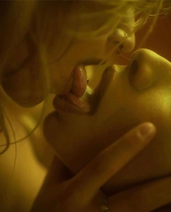 A cover of "honey" cluster. The owner is ayxria. The cluster consists of 31 elements.