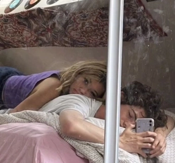 A cover of "lit; foolish hearts" cluster. The owner is universallyecho. The cluster consists of 29 elements.