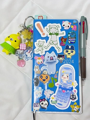 A cover of "trinkets" cluster. The owner is kemmi. The cluster consists of 12 elements.