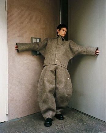 A cover of "dolore/통증" cluster. The owner is aka.folio. The cluster consists of 14 elements.