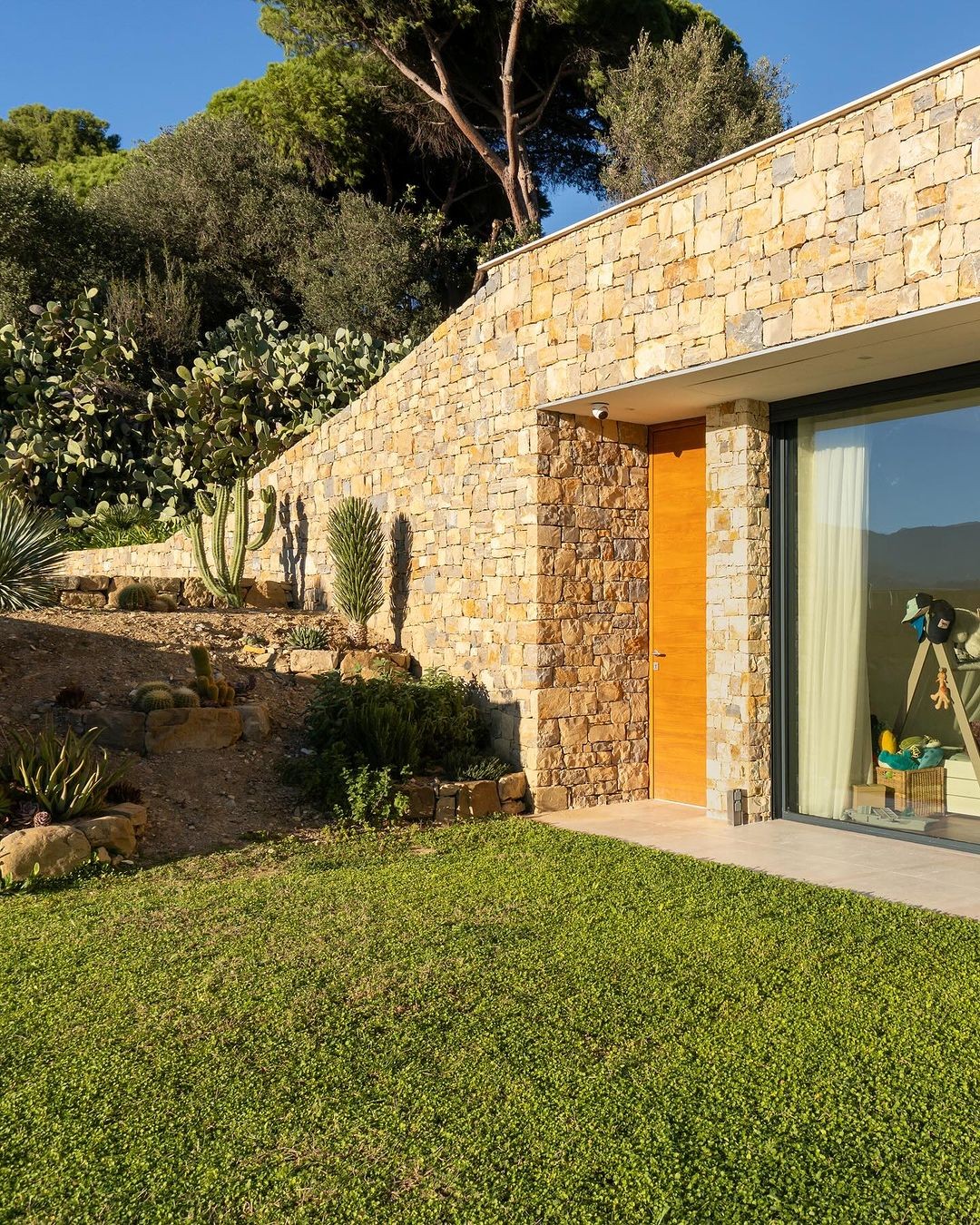 An Instagram carousel post added by anish on May 28, 2024. The author is @architettura_urbana.