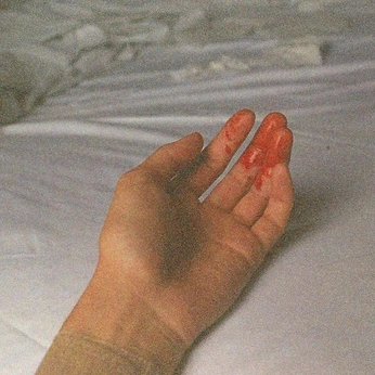 A cover of "Hand ref" cluster. The owner is daviana. The cluster consists of 2 elements.