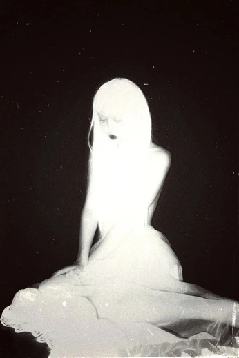 A cover of "Ethereal" cluster. The owner is eighthvictim. The cluster consists of 24 elements.