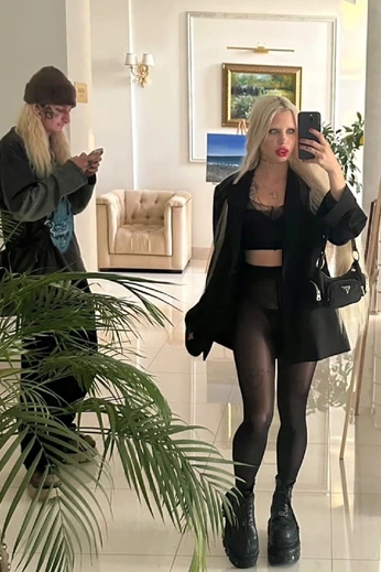 A cover of "Hofmannita" cluster. The owner is bubblegumbitch3. The cluster consists of 48 elements.