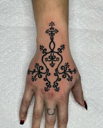 A cover of "Tattoo" cluster. The owner is loomasma. The cluster consists of 15 elements.