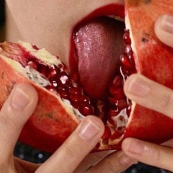 A cover of "Photoshoot Portfolio" cluster. The owner is juliaantelo. The cluster description is "Nowdays inspired  ". The cluster consists of 11 elements.