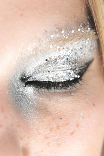 A cover of "fantasymakeup" cluster. The owner is scarletjm. The cluster consists of 67 elements.