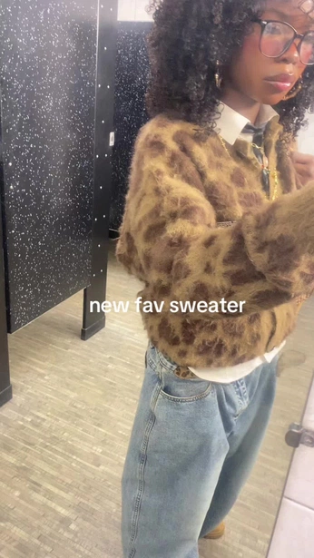 A cover of "Outfits" cluster. The owner is kayytlc. The cluster consists of 4 elements.