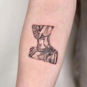 A cover of "Tattoo" cluster. The owner is helldi. The cluster consists of 3 elements.