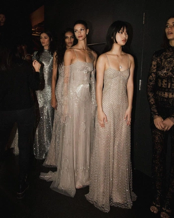 A cover of "it girl" cluster. The owner is archangelic. The cluster consists of 1 element.