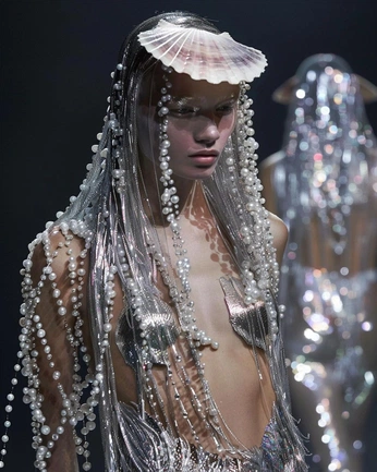 A cover of "Güzel" cluster. The owner is zeynepa. The cluster consists of 2 elements.