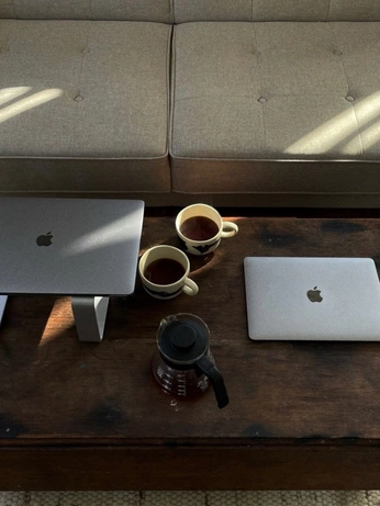 A cover of "5 PM Somewhere" cluster. The owner is neuehaus. The cluster description is "How creatives in Tokyo, Berlin, and LA mark the end of their day.". The cluster consists of 21 elements.