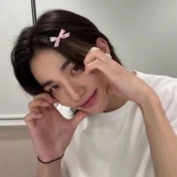 A cover of "Hyunjin" cluster. The owner is squidgame4ever. The cluster consists of 541 elements.