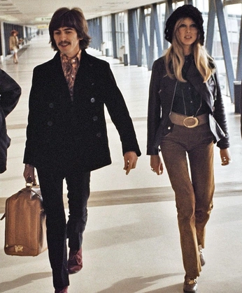 A cover of "Airports" cluster. The owner is linneaazzolini. The cluster description is "I feel like airports hold a greater meaning than we often give them". The cluster consists of 16 elements.