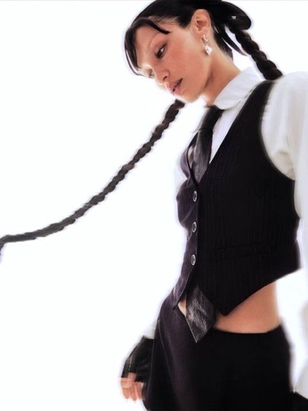 A cover of "photoshoot" cluster. The owner is giuliacoelho. The cluster consists of 5 elements.