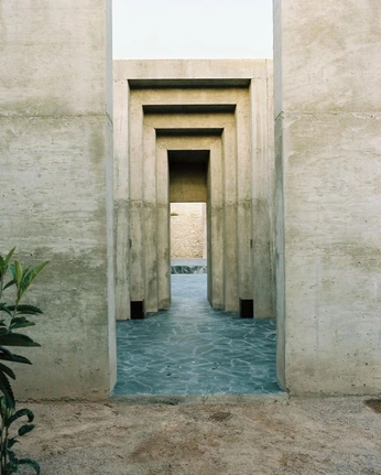 A cover of "ENTRANCE" cluster. The owner is patrizialechner. The cluster consists of 32 elements.