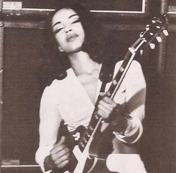 A cover of "Performer" cluster. The owner is lover. The cluster consists of 110 elements.