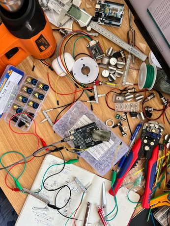 A cover of "Electros" cluster. The owner is leiomclaren. The cluster consists of 3 elements.