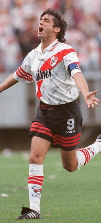 A cover of "futbol retro" cluster. The owner is aiekk. The cluster consists of 25 elements.