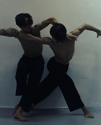 A cover of "我在床上开party（舞蹈）" cluster. The owner is peachhoooh. The cluster consists of 9 elements.