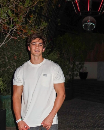 A cover of "Photo" cluster. The owner is sunoe. The cluster consists of 22 elements.