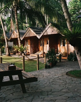 A cover of "HoS x Indosole" cluster. The owner is ninetsaraswati. The cluster consists of 16 elements.