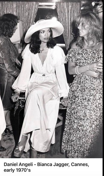 A cover of "walk walk fashion baby" cluster. The owner is mascandorfemme. The cluster consists of 41 elements.