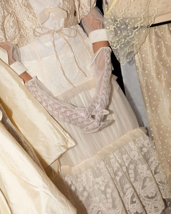 A cover of "Close" cluster. The owner is loricardes. The cluster consists of 2 elements.