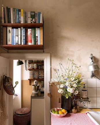 A cover of "Books @ home" cluster. The owner is krutschilling. The cluster consists of 18 elements.