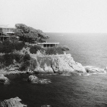 A cover of "AWAY" cluster. The owner is madene. The cluster consists of 9 elements.