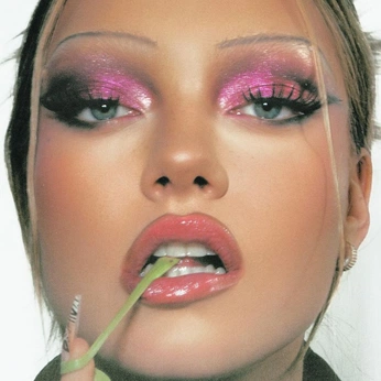 A cover of "makeup" cluster. The owner is lunanorte. The cluster consists of 31 elements.