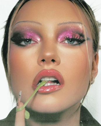 A cover of "Make up inspo" cluster. The owner is cameragirlkate. The cluster consists of 14 elements.