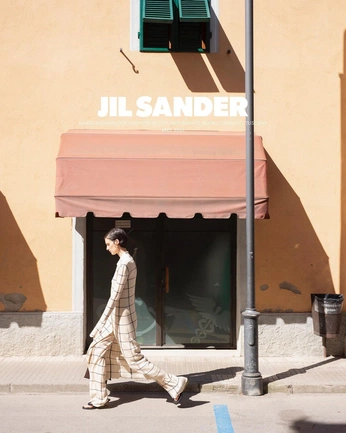 A cover of "Jil Sander" cluster. The owner is alejandraolvera. The cluster consists of 18 elements.